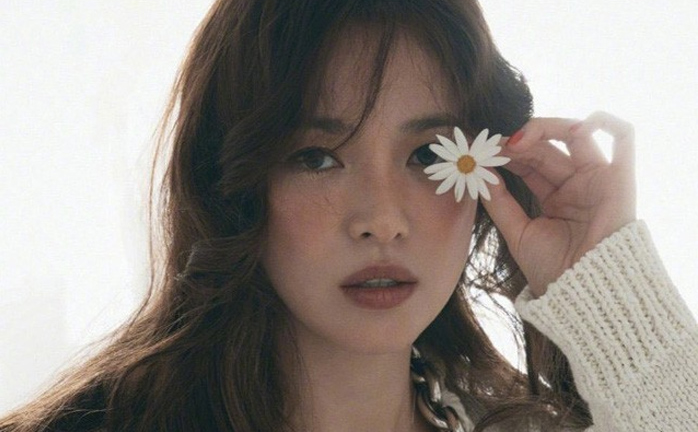 Song Hye Kyo đẹp ma mị, ánh mắt quyến rũ 'chết người' trên tạp chí Elle 
