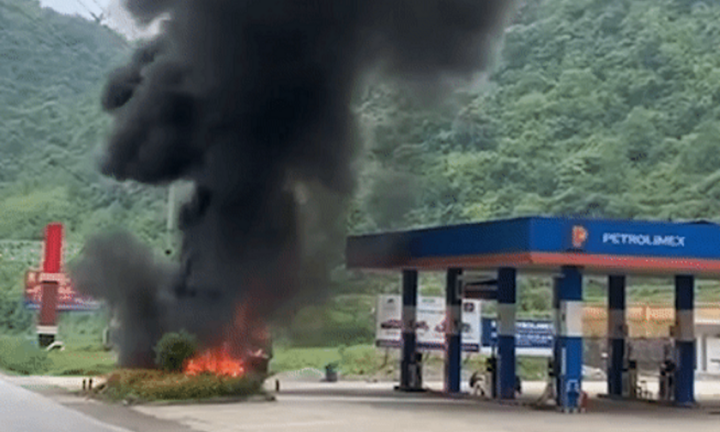 Xe tải phát hỏa sát cây xăng, tài xế nhanh trí đánh lái ra xa