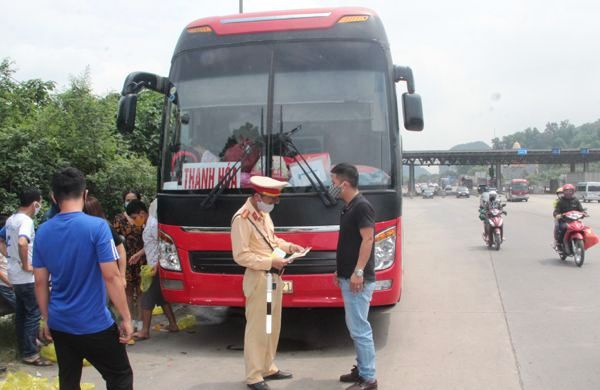 Xe khách 42 chỗ 'nhồi nhét' 80 người ở Thanh Hóa