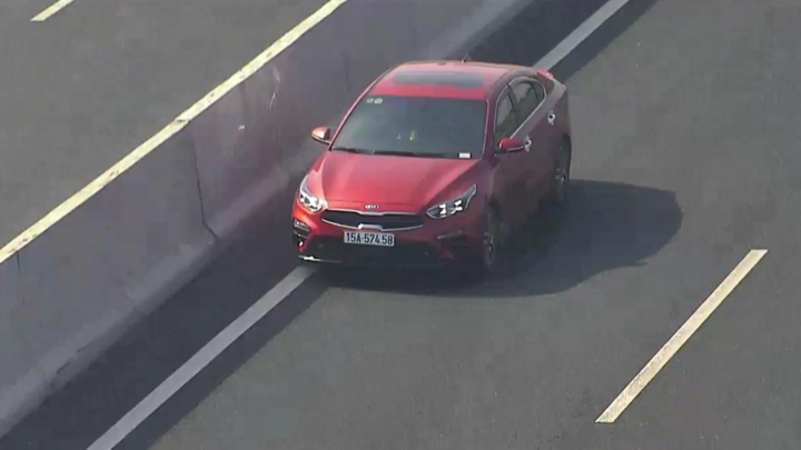 Xe hơi chạy ngược chiều ở làn nguy hiểm nhất trên cao tốc Hà Nội – Hải Phòng