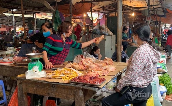 Thịt lợn đắt đỏ, dân chuyển sang ăn gà, vịt