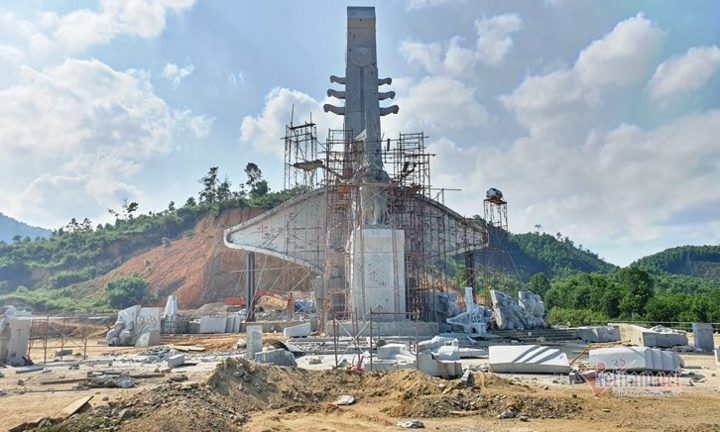 Huyện nghèo ở Quảng Nam san cả ngọn đồi, xây tượng đài 14 tỷ đồng