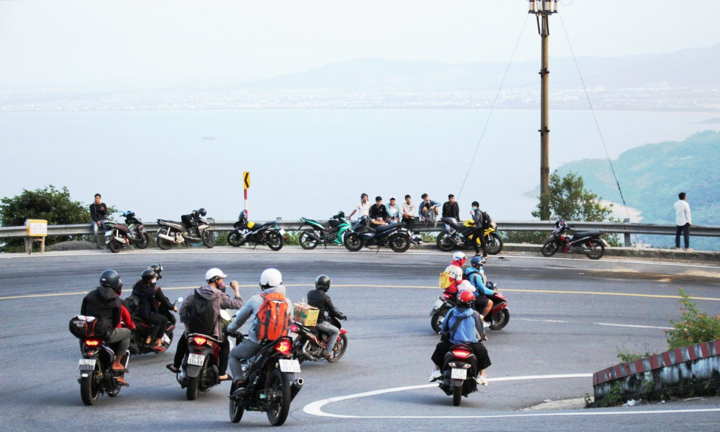 Xe máy nối đuôi vượt đèo Hải Vân vào Đà Nẵng trong khung cảnh tuyệt đẹp chiều tà