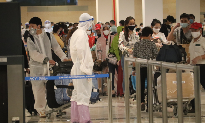 Ảnh: Gần 300 công dân Việt Nam trở về từ UAE được cách ly ở Bạc Liêu
