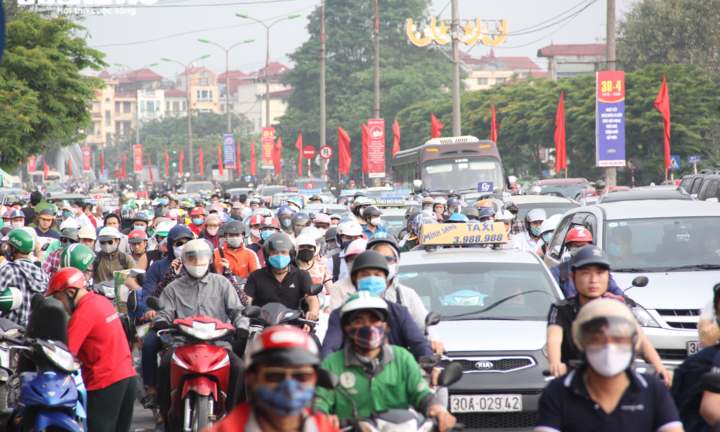 Ảnh: Người dân đổ về 3 bến xe lớn của Thủ đô ngày cuối cùng nghỉ lễ