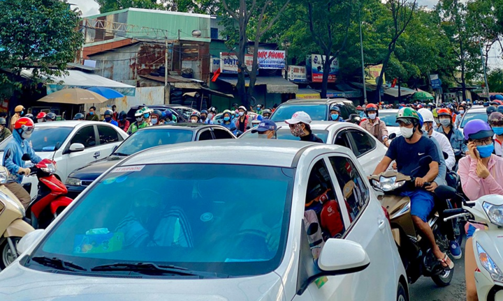 Người xe nườm nượp trên phố ở TP.HCM trong ngày đầu sau kỳ nghỉ lễ