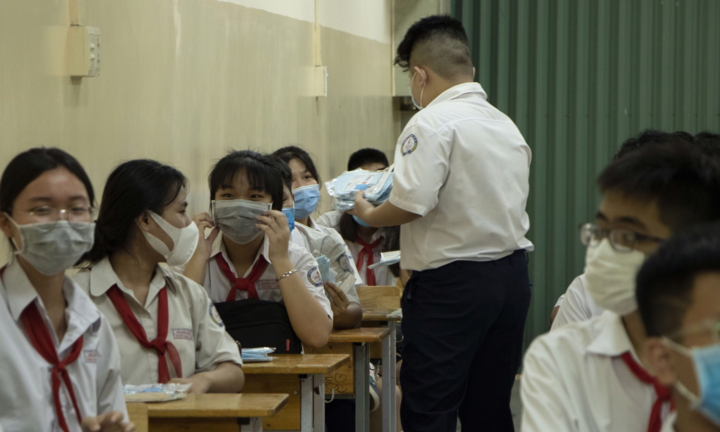 Học sinh TP.HCM hào hứng trở lại trường, giãn cách 1,5m