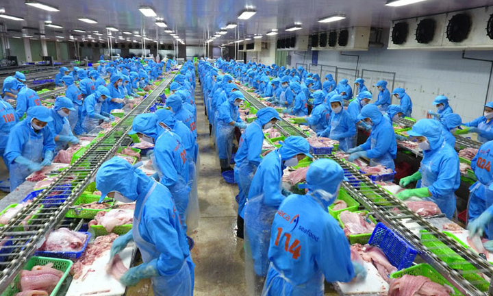 Hoạt động sản xuất tháng 4 của Việt Nam thấp kỷ lục