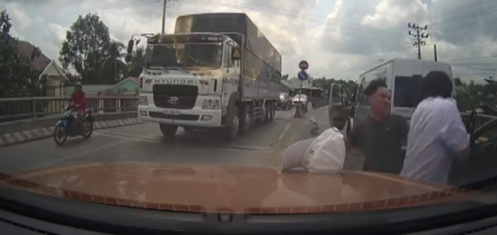 Điều tra tài xế xe khách hung hãn chém liên tiếp lái xe taxi trên Quốc lộ 1