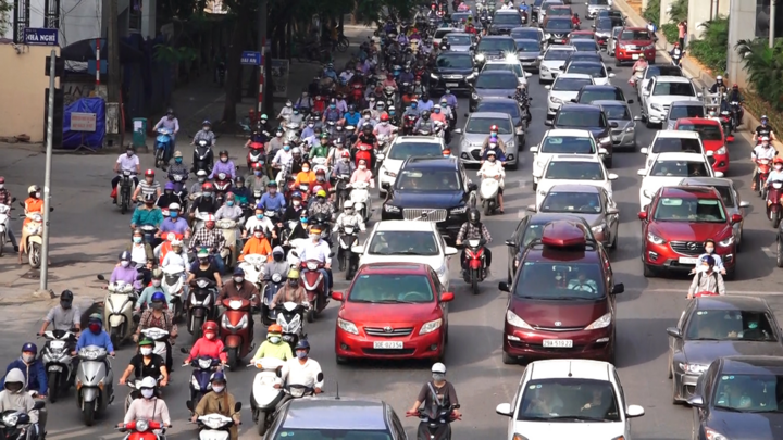 Phương tiện chôn chân trên phố Hà Nội trong ngày đầu đi làm sau nghỉ lễ