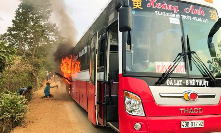 Xe khách đang chạy thì bốc cháy ngùn ngụt, hành khách náo loạn thoát thân