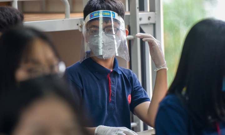 Học sinh đeo tấm chắn giọt bắn suốt buổi học, cha mẹ vô tình làm hại con?