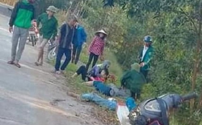 Xe máy chở 4 nữ sinh đâm vào cột mốc, 2 em chết tại chỗ