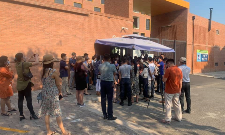 Video: Đến trường đối thoại, phụ huynh phẫn nộ vì lãnh đạo EMASI 'trốn mất tăm'