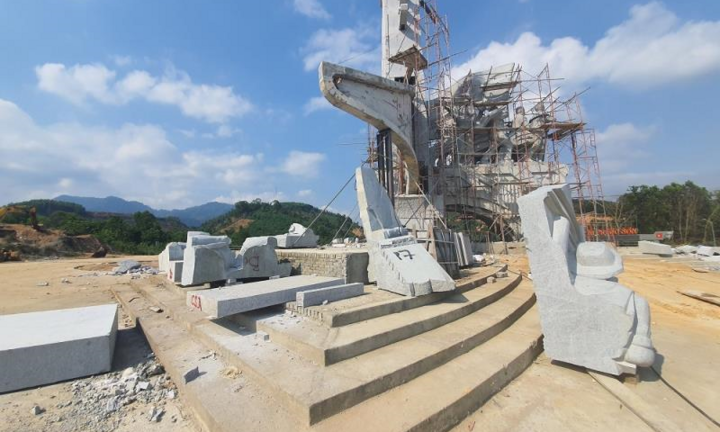 Chủ tịch Quảng Nam lên tiếng việc huyện nghèo san đồi, xây tượng đài 14 tỷ