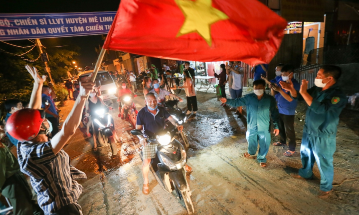 Người dân Hạ Lôi cả đêm không ngủ chờ đón giây phút gỡ bỏ cách ly