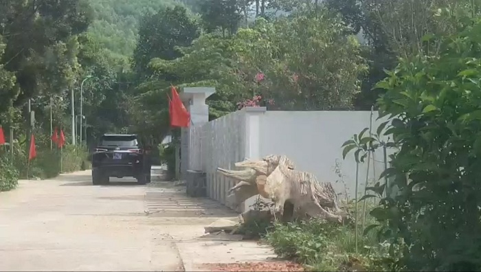 Nữ bí thư huyện nghèo ở Huế đi xe công tiền tỷ vượt khung quy định của Chính phủ