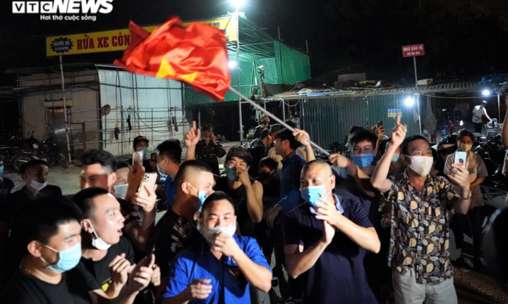 11.000 người dân Hạ Lôi phấn khởi, vẫy cờ mừng khoảnh khắc gỡ bỏ cách ly