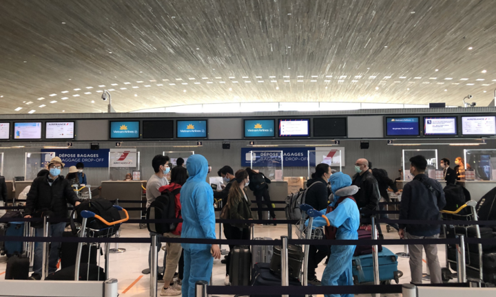 Công dân Việt Nam hồi hương từ Pháp trên chuyến bay của Vietnam Airlines