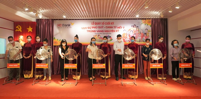 Khách hàng tại Bình Thuận trúng 1 ký vàng từ HDBank