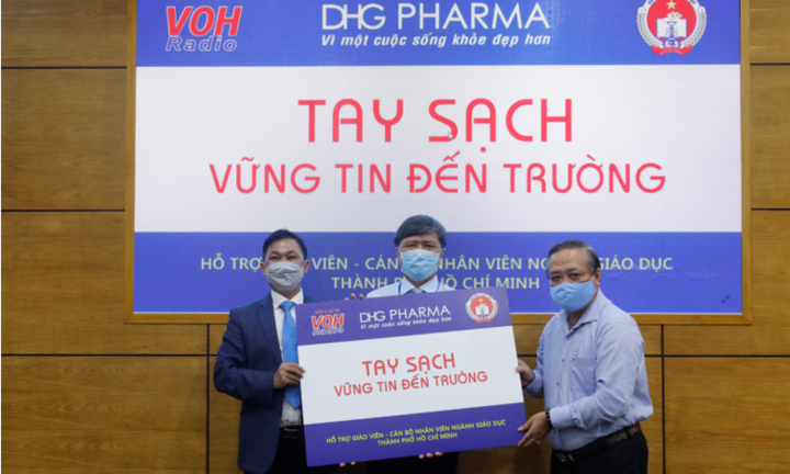 TP.HCM: Giáo viên tiểu học được DHG Pharma tài trợ gel rửa tay phòng dịch 