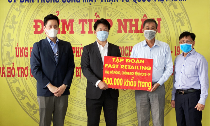 Fast Retailing ủng hộ 500.000 khẩu trang phòng, chống dịch COVID-19 tại Việt Nam