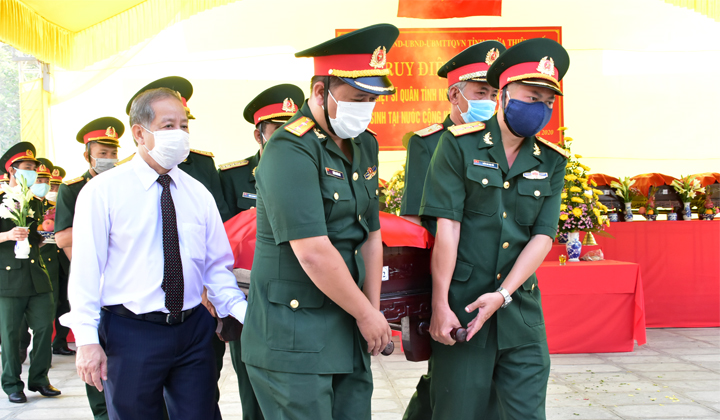 Đón 15 hài cốt liệt sĩ, chuyên gia vô danh hy sinh ở nước bạn Lào về đất mẹ