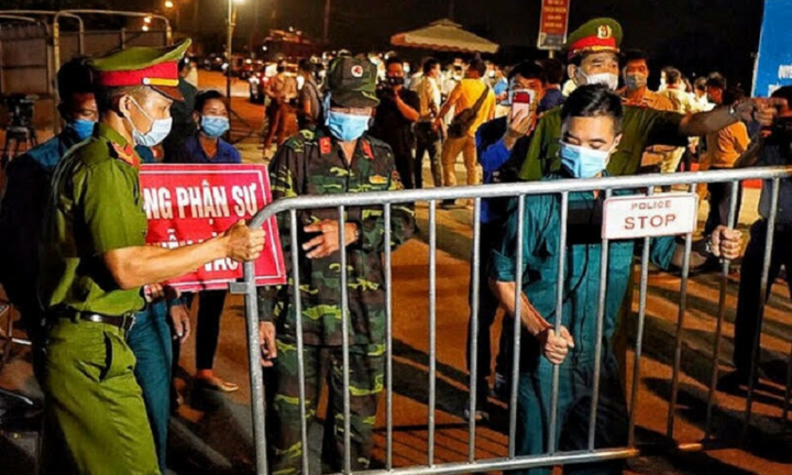 Hạ Lôi vỡ òa giây phút dỡ bỏ cách ly sau 28 ngày phong toả