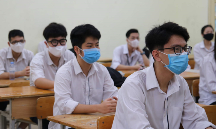 Không nên bắt học sinh đeo khẩu trang ngồi học, có thể bật điều hoà trong lớp