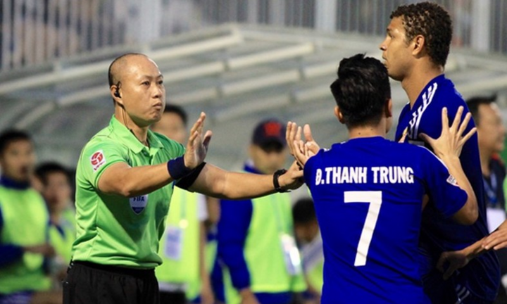 Video: Những tình huống rút thẻ hài hước của trọng tài Việt Nam 