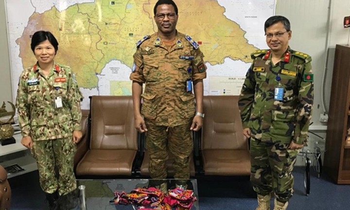 Nữ sĩ quan Việt Nam may khẩu trang tặng nhân viên LHQ và người dân CH Trung Phi