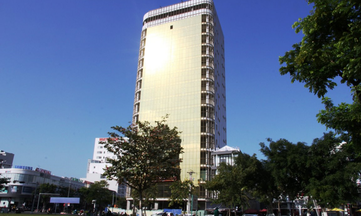 Đà Nẵng buộc chủ đầu tư 2 cao ốc dát kính vàng gây lóa mắt khắc phục sai phạm