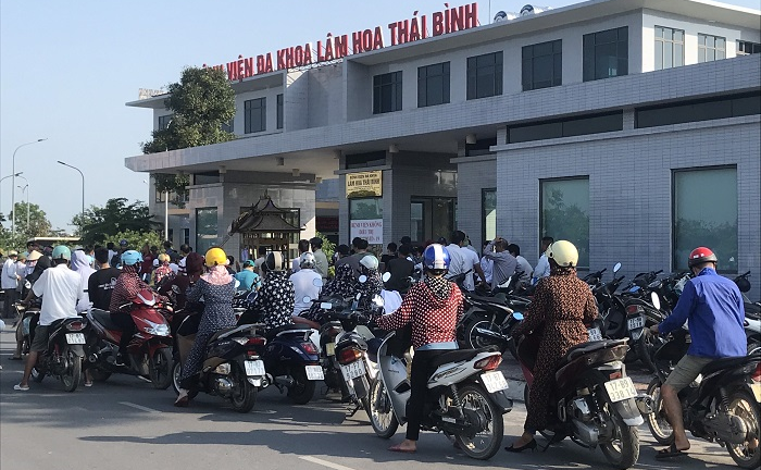 Bệnh nhân chết sau tiêm thuốc, người nhà mang xe tang đến bệnh viện 