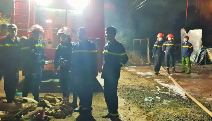 Nhiều tiếng nổ lớn phát ra từ đám cháy nhà kho hoá chất 