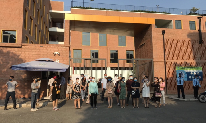 Lùm xùm học phí ở EMASI: Phụ huynh cung cấp hình ảnh trường là trái phép?