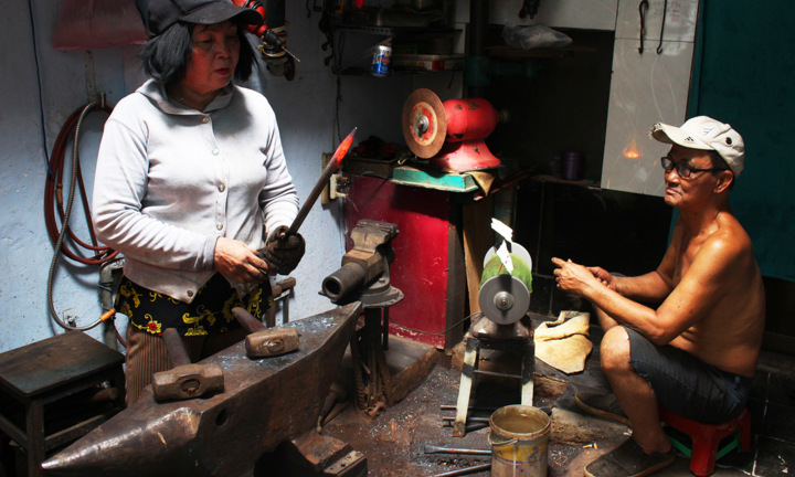 Ảnh: Cặp vợ chồng già 38 năm quai búa giữa Sài Gòn