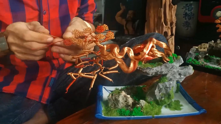 Chàng trai biến dây đồng thành bonsai đẹp như thật