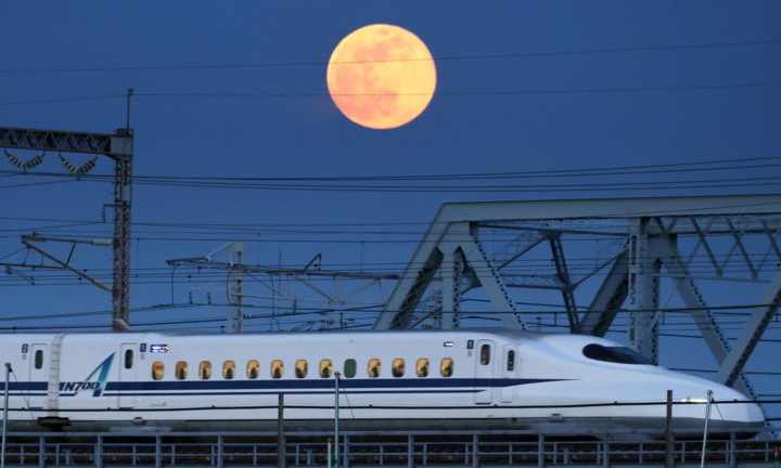 Ảnh: 'Mãn nhãn' ngắm siêu trăng cuối cùng của năm 2020