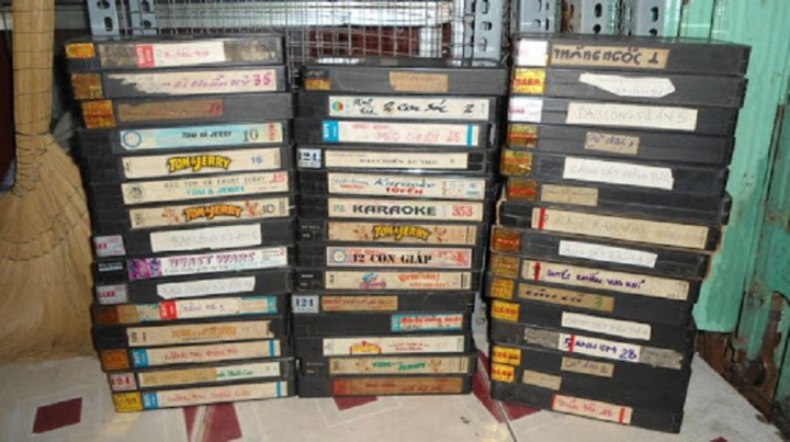 'Đu trend' nhớ lại thời đã qua, dân mạng khoe 'đồ cổ' gắn với tuổi thơ