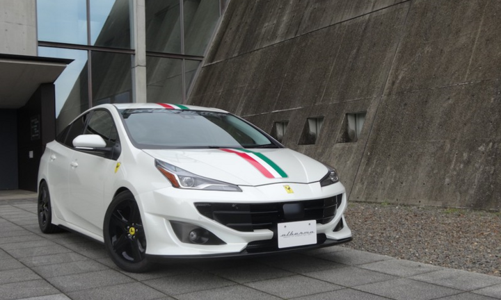 Toyota Prius bản độ phong cách Ferrari FF
