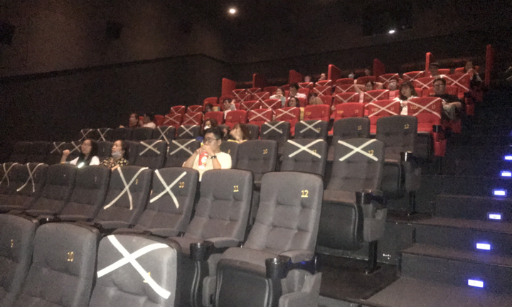 Rạp phim ở TP.HCM mở cửa trở lại, khách xem ngồi cách 2 ghế