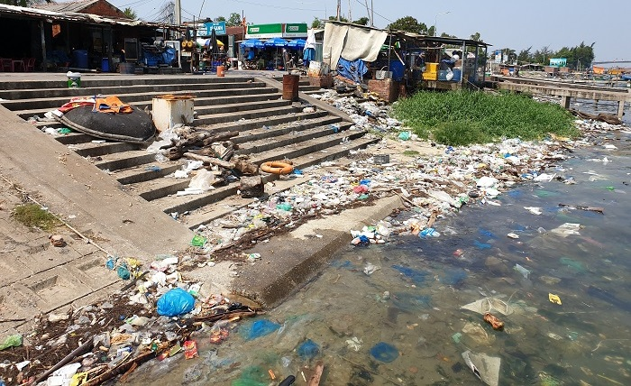 Ảnh: Rác thải ‘bức tử’ môi trường cảng cá An Lương 
