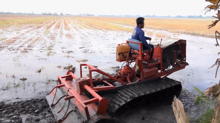 Xe xới đất chạy bằng dây xích của thợ cơ khí miền Tây