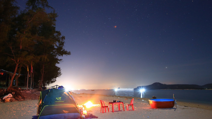 Tận hưởng 'khách sạn ngàn sao' trên đảo Mái Nhà ở Phú Yên