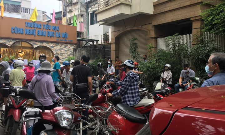 Ảnh: Trường không tổ chức bán trú, phụ huynh chen chúc đón con giữa trưa nắng 