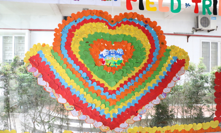 Học sinh kết trái tim khổng lồ tri ân bác sĩ tuyến đầu chống dịch COVID-19 