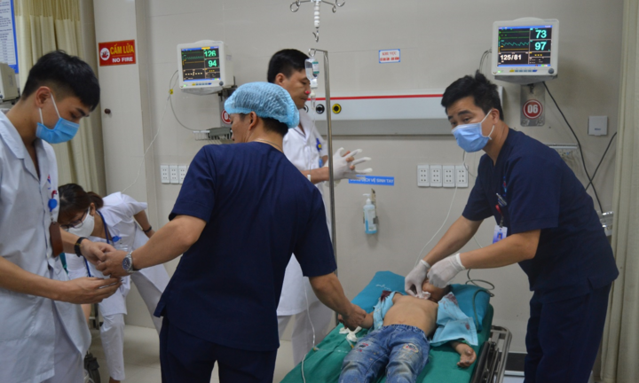 Đang đi xe đạp, bé 8 tuổi bị tôn trên xe chở hàng cắt vào cổ suýt chết