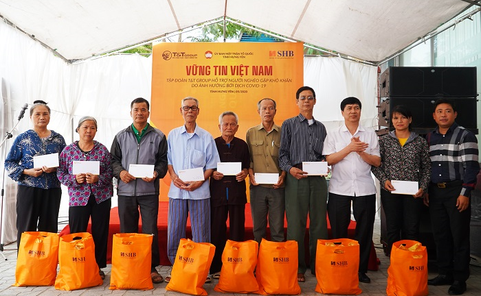 Cha liệt sĩ xúc động khi nhận quà từ chương trình của Tập đoàn T&T Group