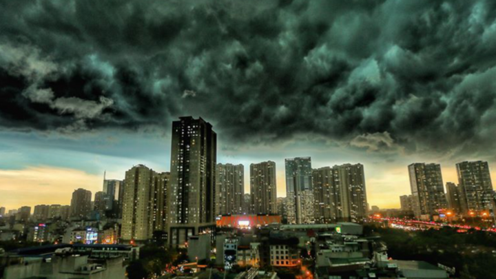 TRỰC TIẾP: Mây đen đang cuồn cuộn vần vũ bầu trời Hà Nội