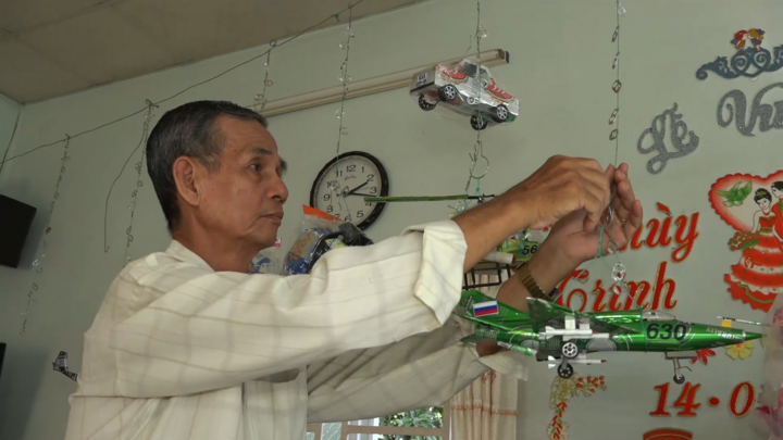 'Phù thủy' biến vỏ lon bia thành đồ chơi trẻ em